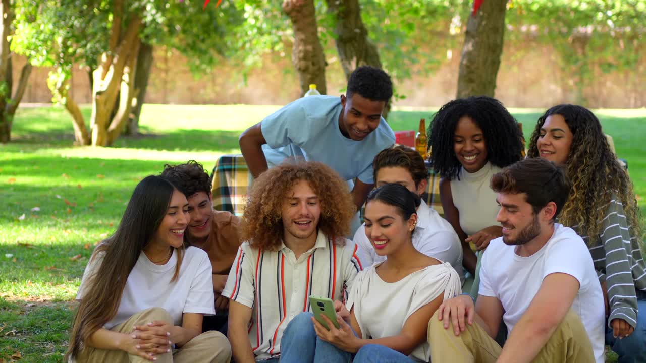 un grupo de amigos disfrutando de un picnic