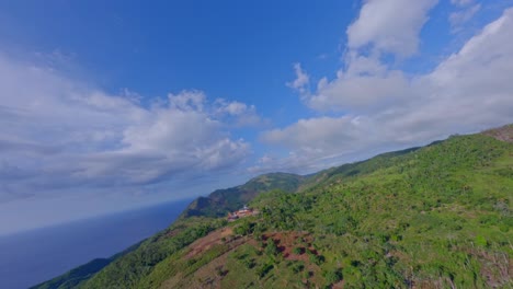 complejo turístico remoto, hotel con piscina en una alta montaña en la selva