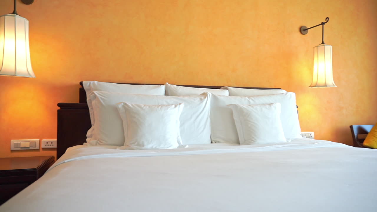 paneo de izquierda a derecha desde el pie de una cama de hotel resort bien equipada