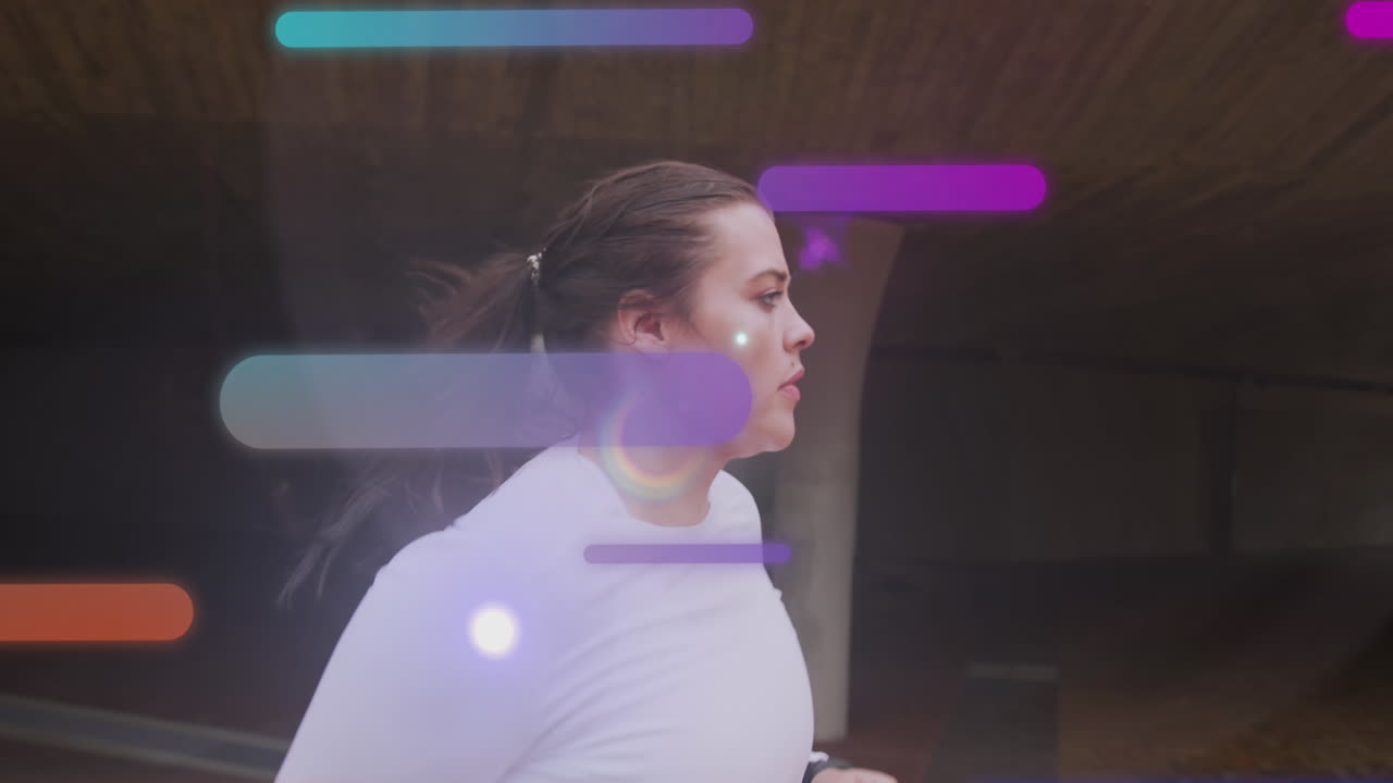 animación de procesamiento de datos sobre tamaño plus mujer caucásica corriendo en la calle de la ciudad