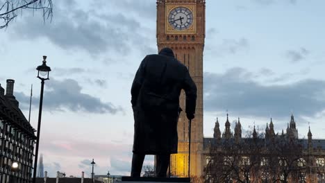 -High-Resolution-4K-3840-x-2160--Westminster-House-Of-Parliament--Winston-Churchill-statue-with-House-of-Parliament