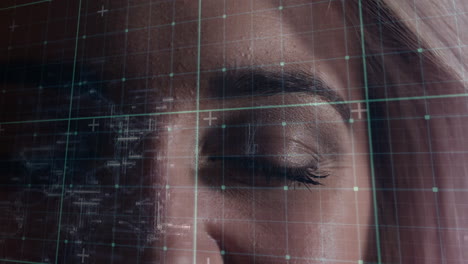 animación del procesamiento de datos sobre la cara y la cuadrícula de la mujer caucásica