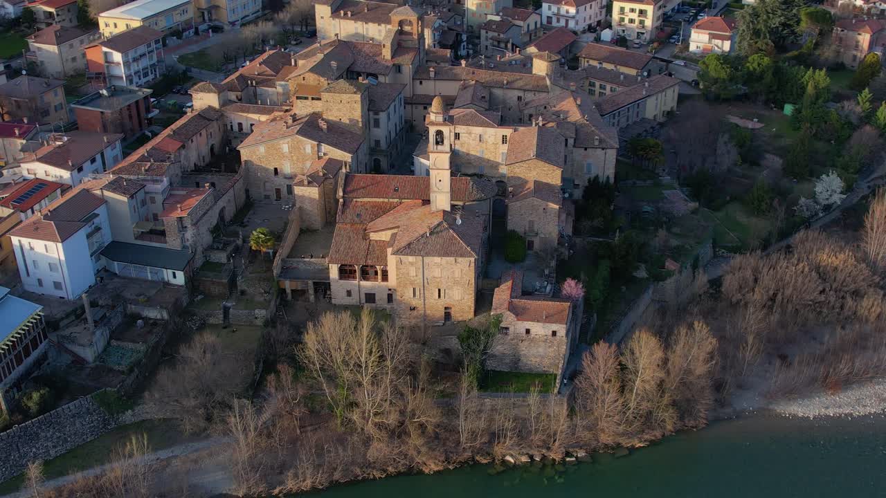 imágenes aéreas de aviones no tripulados en órbita al atardecer de la aldea de travo en el valle del río trebbia, piacenza, italia