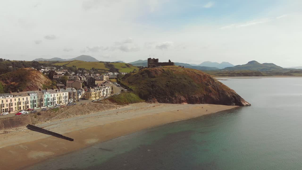 criccieth - perla de gales en las costas de snowdonia - imagen aérea de drones que se eleva sobre el castillo de criccieth del siglo xi y dinas, con vistas hacia snowdonia - 4k 23