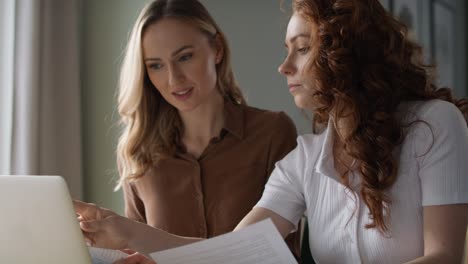 dos mujeres trabajando juntas en la oficina de casa sobre un nuevo proyecto.