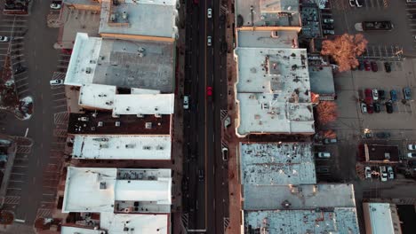 Filmische-Luftaufnahme-Von-Oben-Nach-Unten-In-Der-Nähe-Der-Milwaukee-Avenue