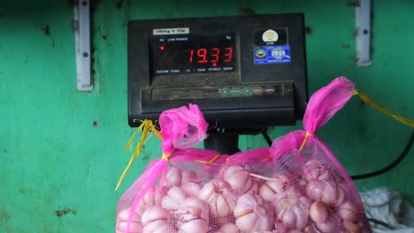 comprar en mercados locales, proceso de pesaje de ajo, blora central java indonesia, 12 de diciembre de 2021