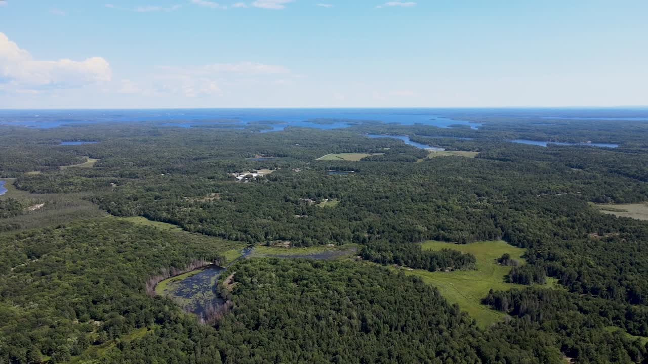 большой воздушный вид, вращающийся над речной сетью, впадающей в реку оттава