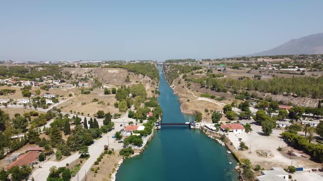 toma aérea de ángulo alto del canal de corinto, giro panorámico