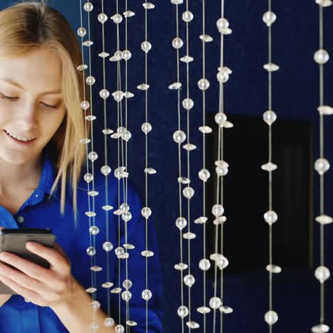 Mujer-Joven-Hablando-Por-Teléfono-Sonriendo-Y-Coqueteando-3