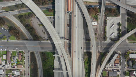 Antena:-Espectacular-Vista-Aérea-Del-Intercambio-Judge-Pregerson-Que-Muestra-Múltiples-Caminos,-Puentes,-Autopistas-Con-Poco-Tráfico-De-Automóviles-En-Los-Ángeles,-California,-En-Un-Hermoso-Día-Soleado