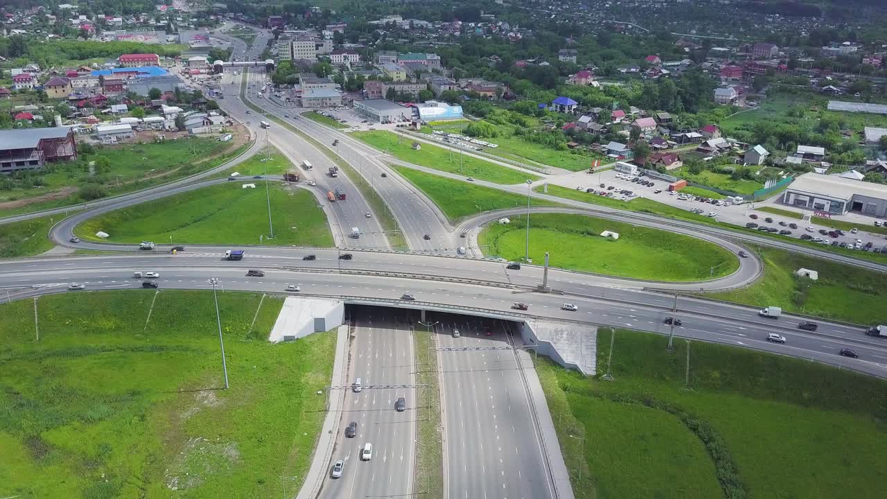 도시 의 고속도로 교차로 의 공중 사진