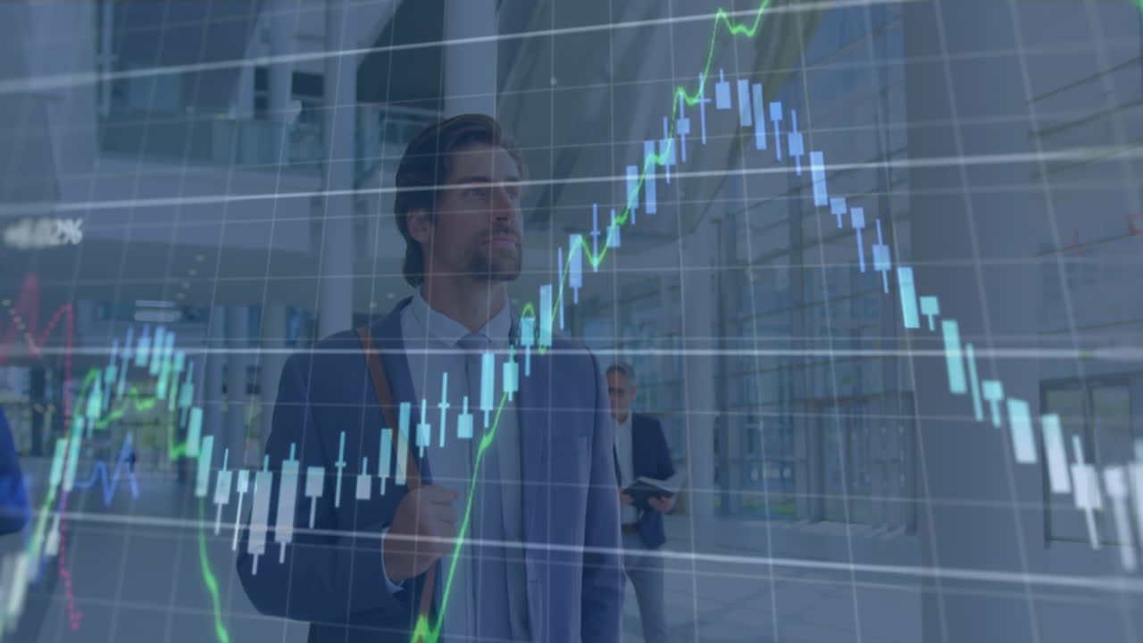 animación del procesamiento de datos sobre el hombre de negocios caucásico caminando