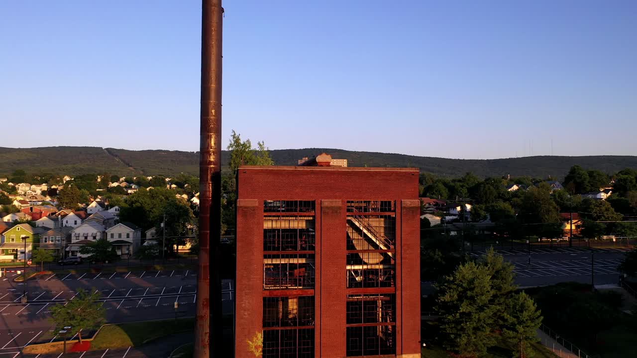 펜실베니아주 윌크스배러에 있는 버려진 건물과 일몰 동안 달이 뜨는 모습