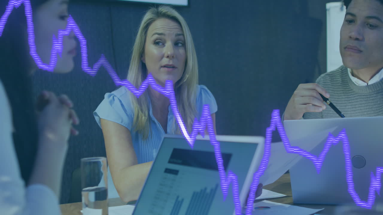 animación del procesamiento de datos sobre diversas personas de negocios que trabajan en la oficina