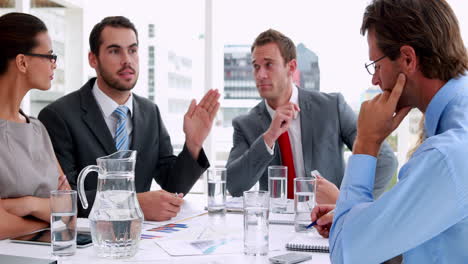 personas de negocios que trabajan juntas en una reunión