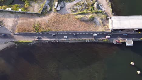 el tráfico en el puente de pontones.