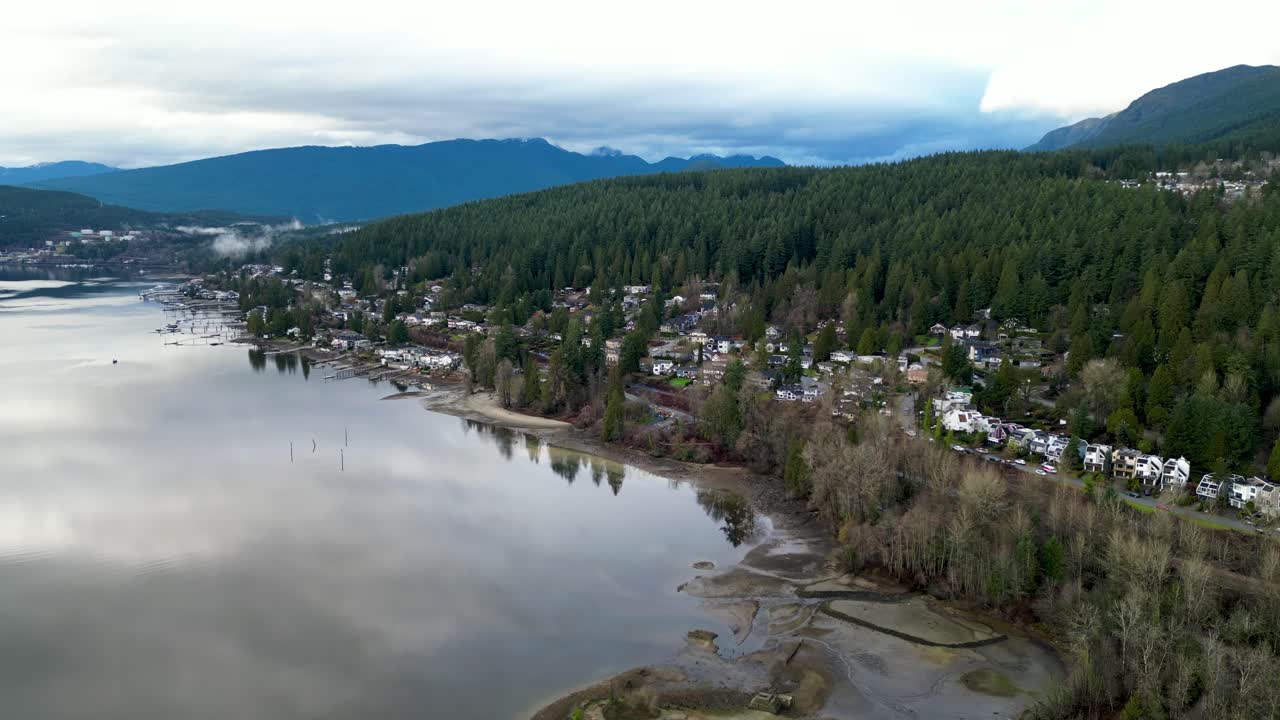 orilla del océano con barro en la ciudad