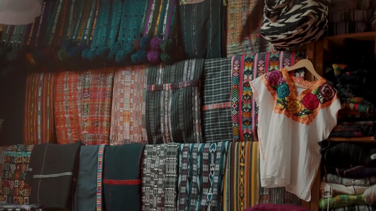 textiles y telas guatemaltecas en la tienda de recuerdos - toma amplia