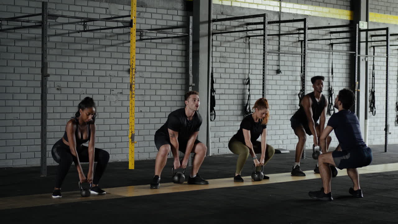 체육관 에서 그룹 케틀벨 운동
