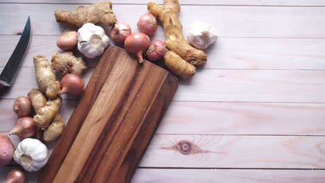 especias e ingredientes en tablero de madera