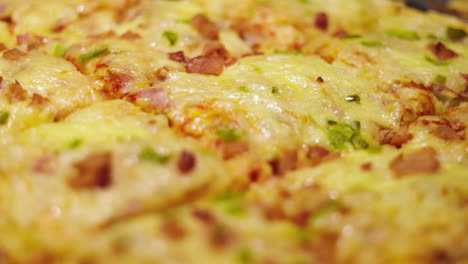 primer plano de rebanadas de jamón y pizza cuadrada vegetariana, panorámica a cámara lenta