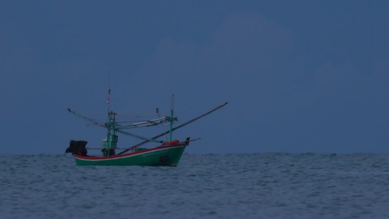 태국의 어선은 바다 한가운데서 어두워지기를 기다리며 초록불을 켜고 낚시를 시작하고 새우를 잡습니다.