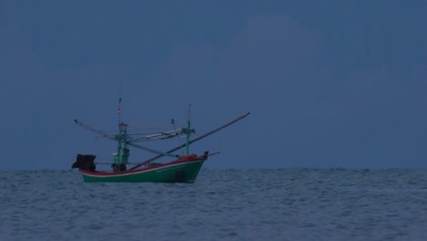 Los-Barcos-De-Pesca-En-Tailandia-Esperan-En-Medio-Del-Océano-A-Que-Oscurezca-Para-Poder-Encender-Sus-Luces-Verdes-Y-Comenzar-A-Pescar-Y-Pescar-Camarones