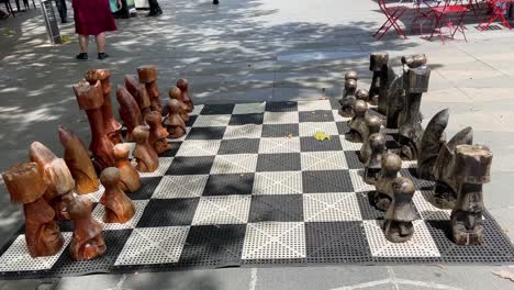 Juego-De-Ajedrez-Gigante-Público-En-El-Parque-De-La-Plaza-De-La-Ciudad