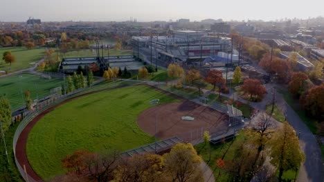 toma aérea sobre un campo de béisbol en una soleada mañana de montreal