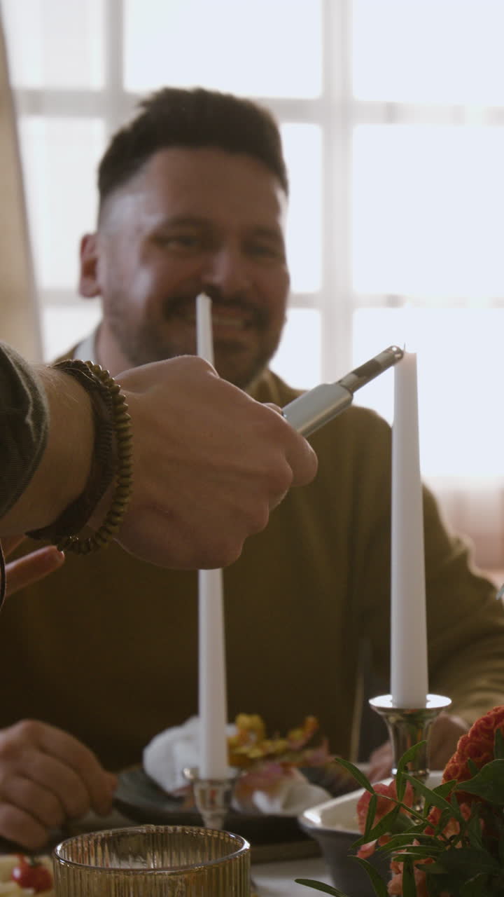 las velas están encendidas