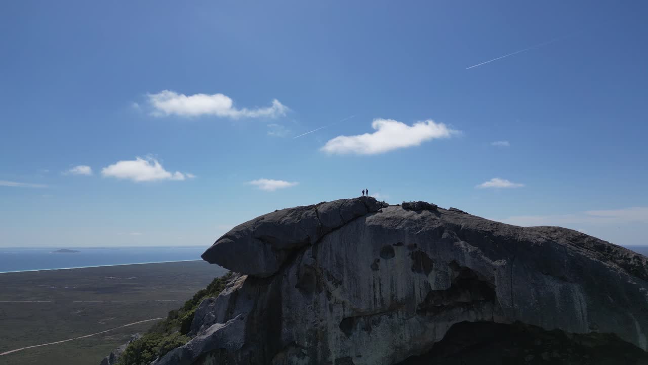 silueta de dos personas en la parte superior del monte francés, parque nacional cerca de esperance, australia occidental