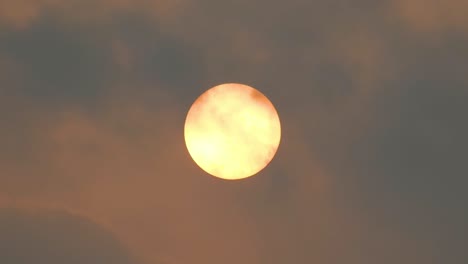 Las-Nubes-Pasan-Sobre-Una-Brillante-Luna-Amarilla-Llena-Por-La-Noche