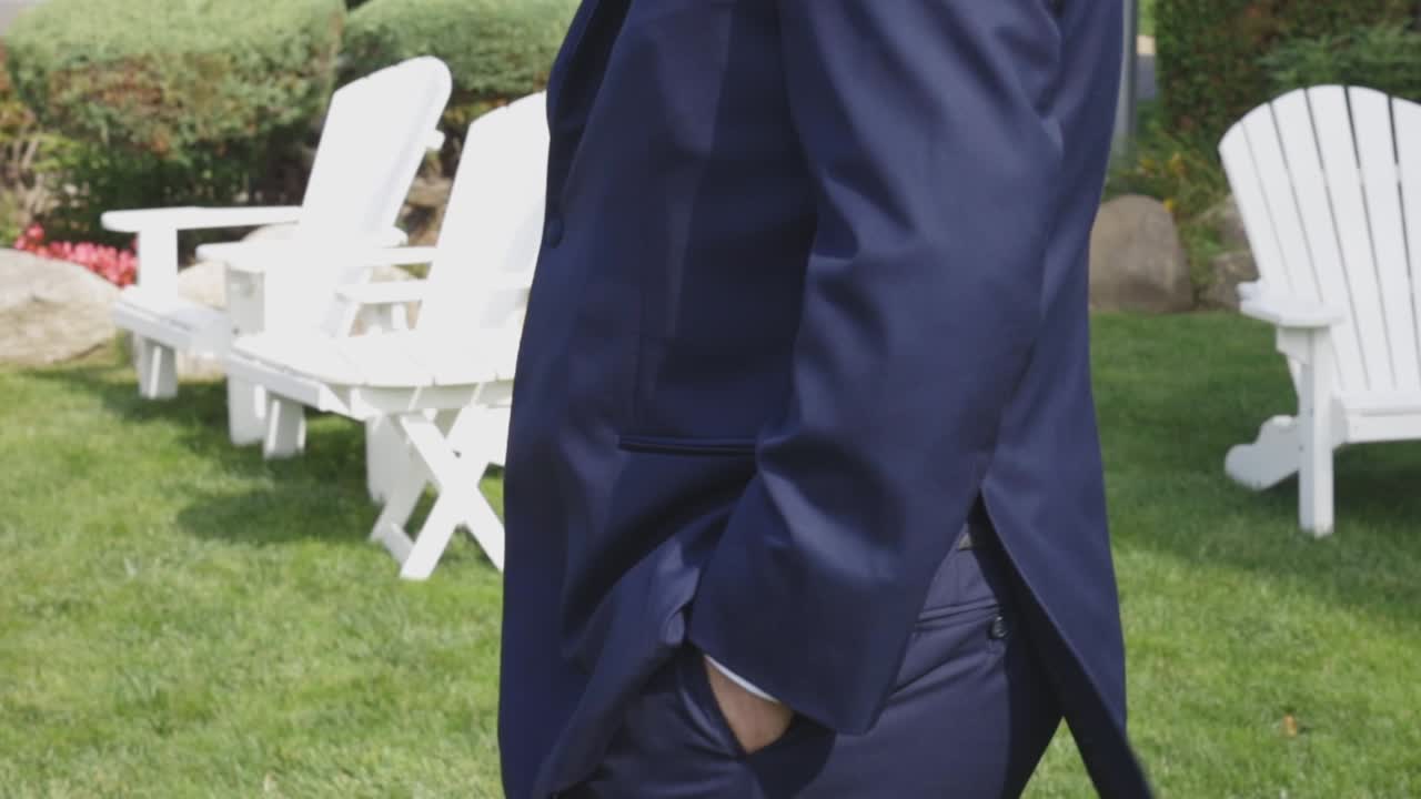 el novio camina hacia la novia dramáticamente.