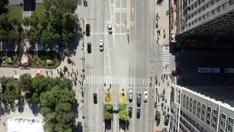 Ecke-Michigan-Avenue-Und-Monroe-Street-In-Der-Innenstadt-Von-Chicago,-Illinois,-Mit-Drohnenvideo-über-Dem-Kopf,-Das-Verkehr-Und-Fußgänger-Zeigt