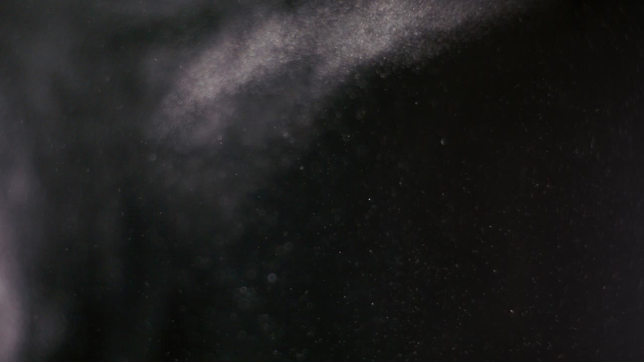 검은 바탕에 분리 된 파우더