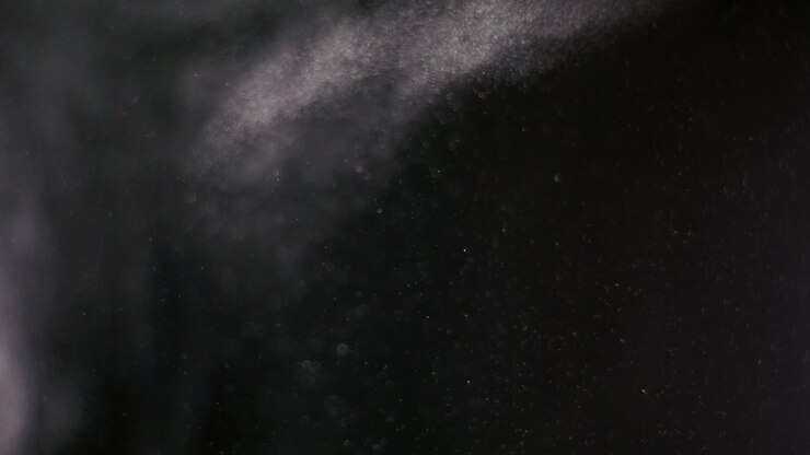 Pulver isoliert auf schwarzem Hintergrund