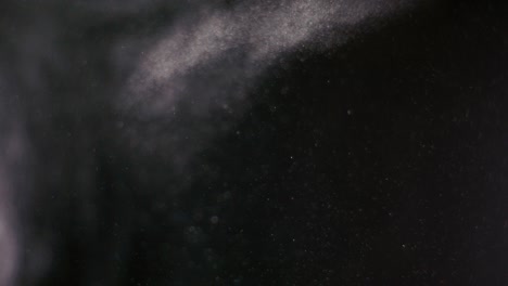 pulver isoliert auf schwarzem hintergrund