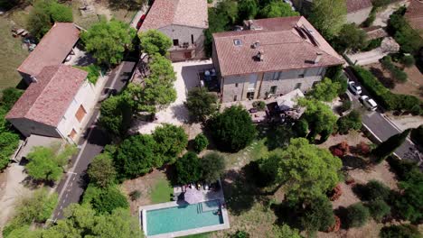 toma aérea de drones giratorios de un barrio caro con piscinas privadas en francia