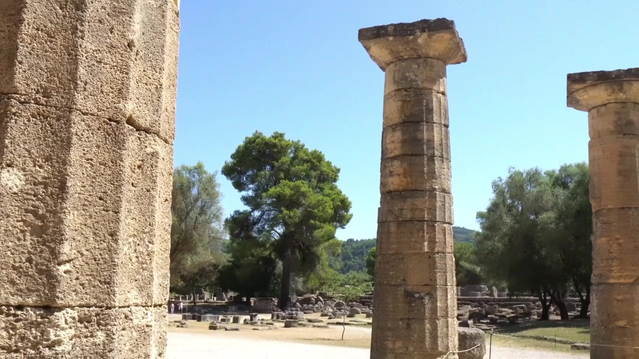 Antica colonna rovina dell'Heraion nel sito archeologico di Olimpia in Grecia