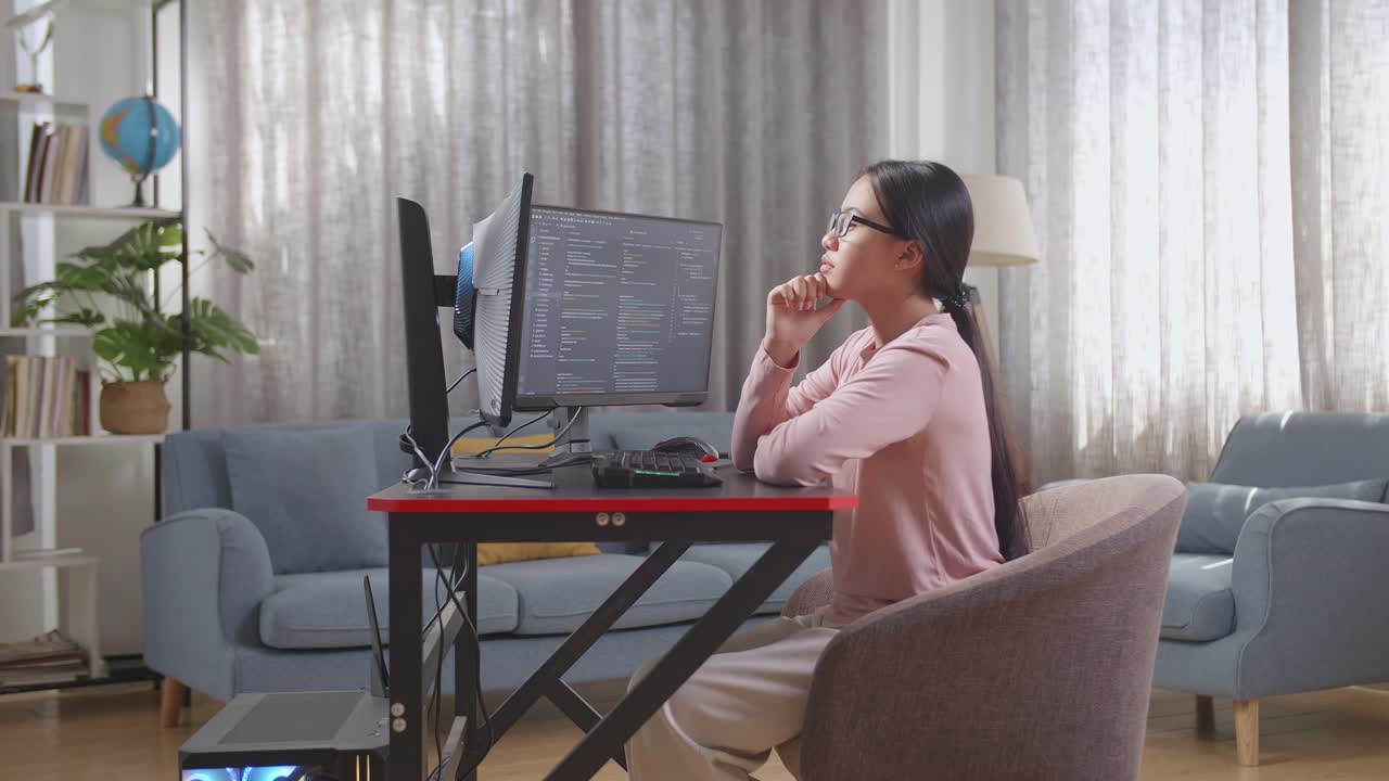 컴퓨터에서 일하는 프로그래머 여성