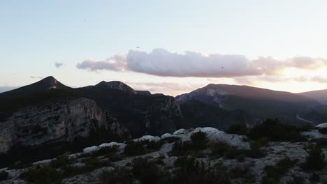 adelante viajando en el paisaje de montaña