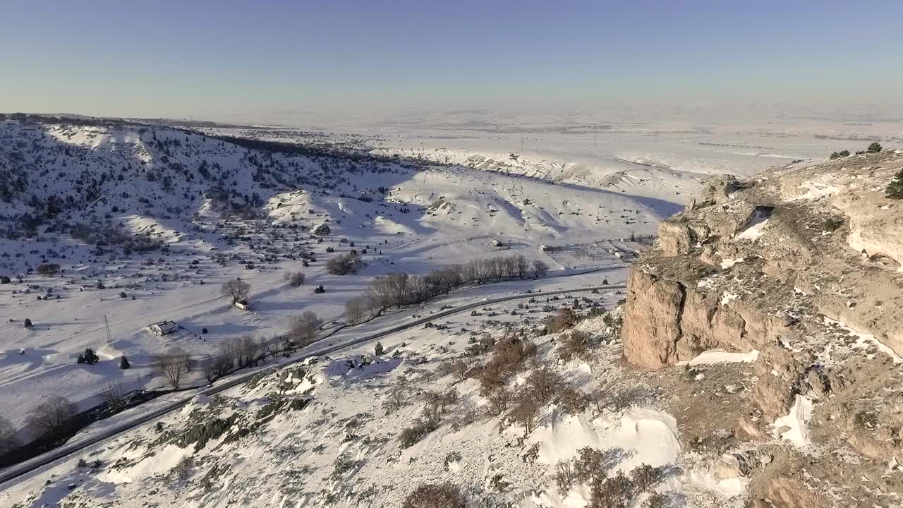 imágenes aéreas y de drones de colinas nevadas
