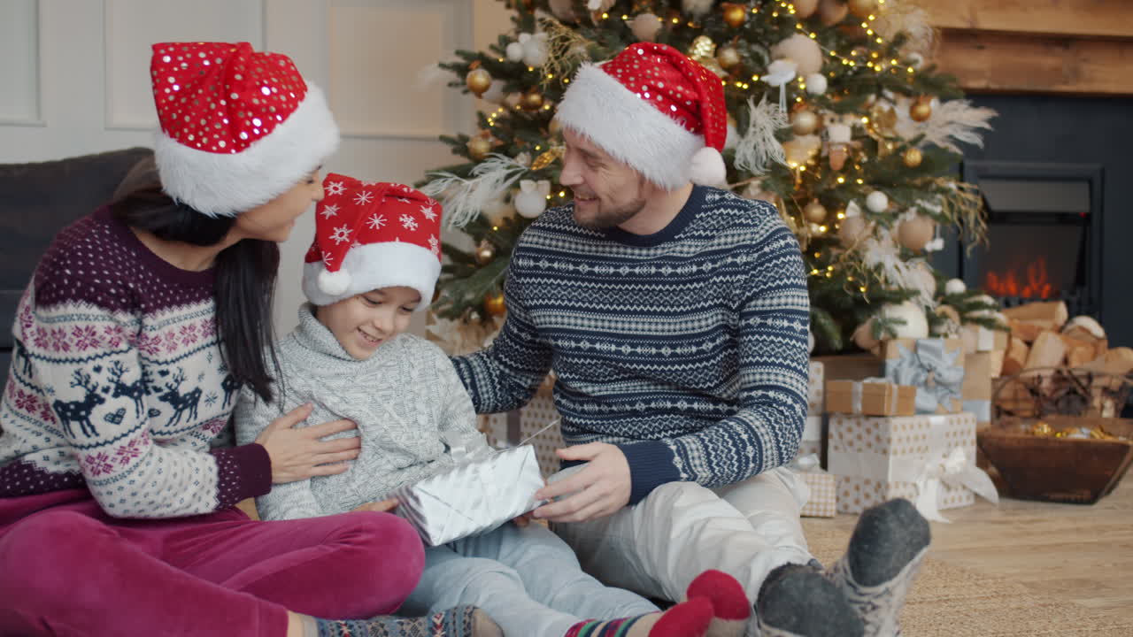 familia abriendo regalos de navidad