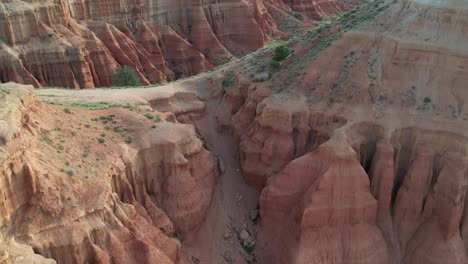 Beautiful-red-rock-formation-in-a-red-dessert-canyon-in-Teruel,-Spain,-at-dawn