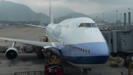 Timelapse-of-loading-air-freight-to-the-plane