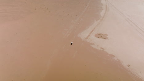 paisaje desolado con vehículos 4x4 conduciendo por el desierto de wadi rum en jordania