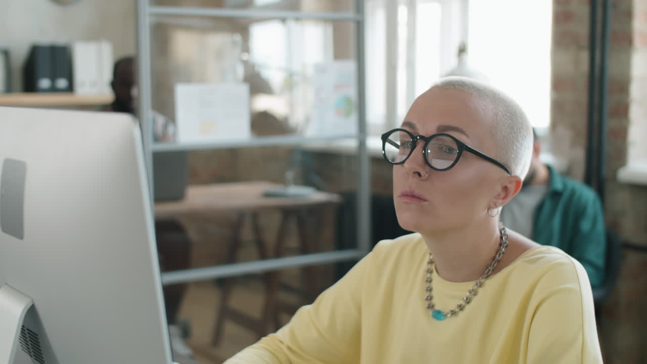mujer de negocios profesional que usa computadora en la oficina