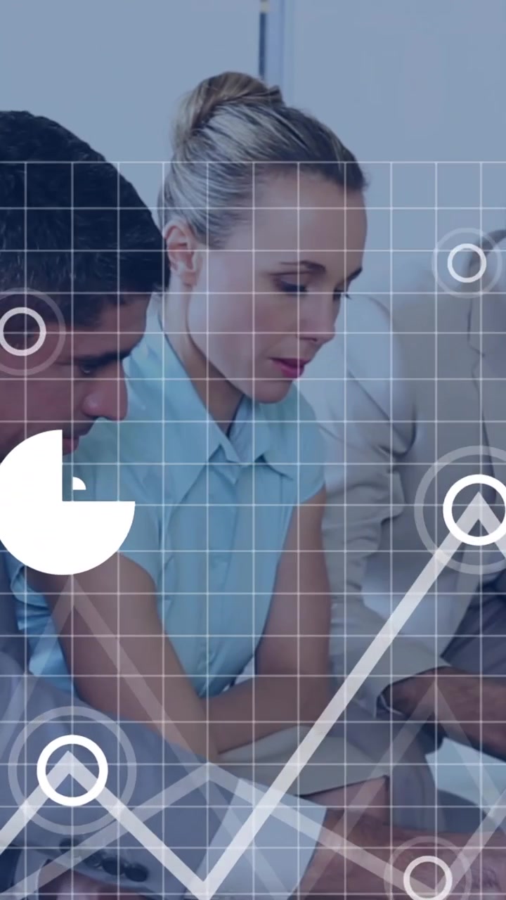 Animazione di grafici multipli, cloud nel laptop e mappa su colleghi diversi che condividono idee