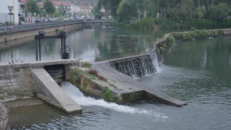 El-Río-En-Una-Antigua-Ciudad-Europea-En-Portugal